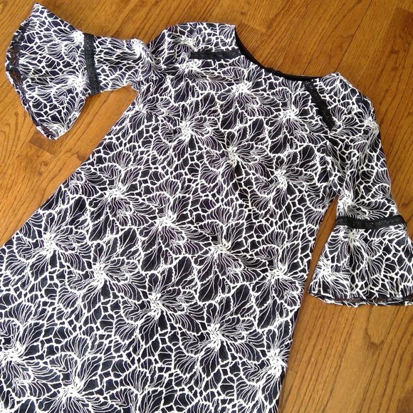 Black and White Graphic Print Dress with Ruffled Bell Sleeves - Size 10 - Picture 3 of 13